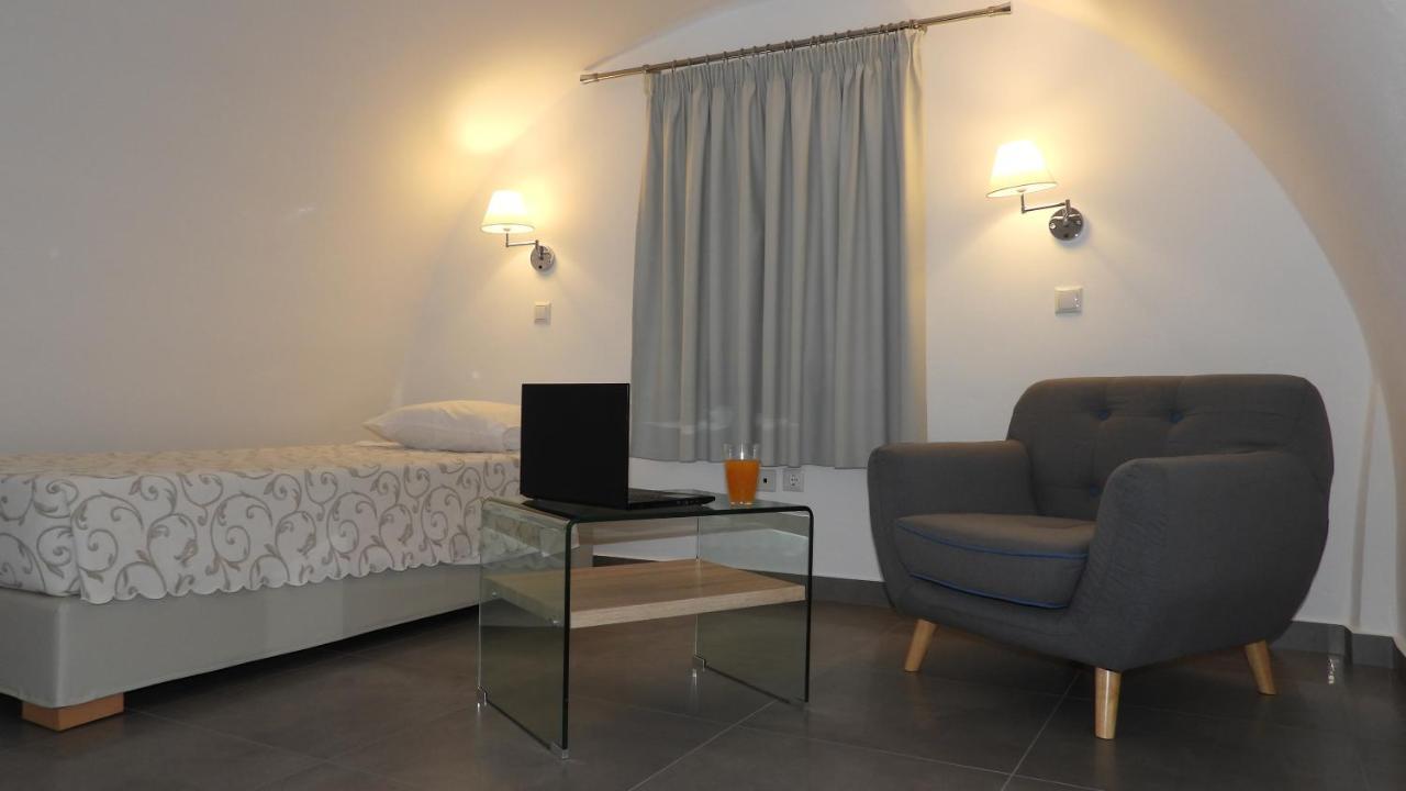 Niovi Hotel Фира Екстериор снимка