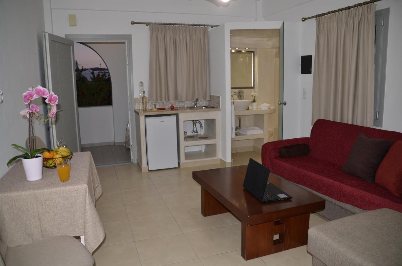 Niovi Hotel Фира Екстериор снимка