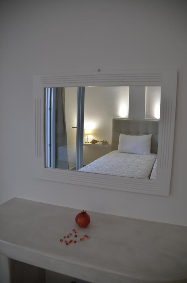 Niovi Hotel Фира Екстериор снимка