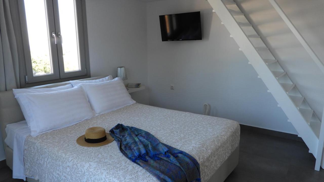 Niovi Hotel Фира Екстериор снимка