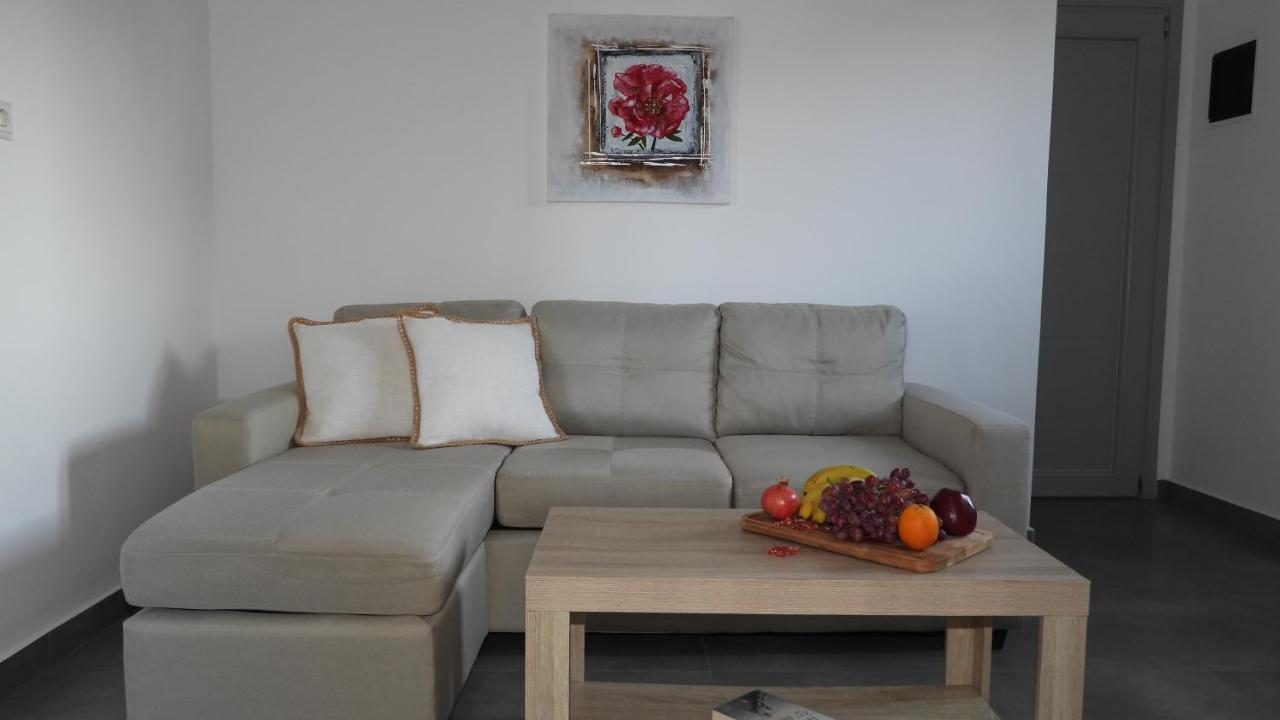 Niovi Hotel Фира Екстериор снимка