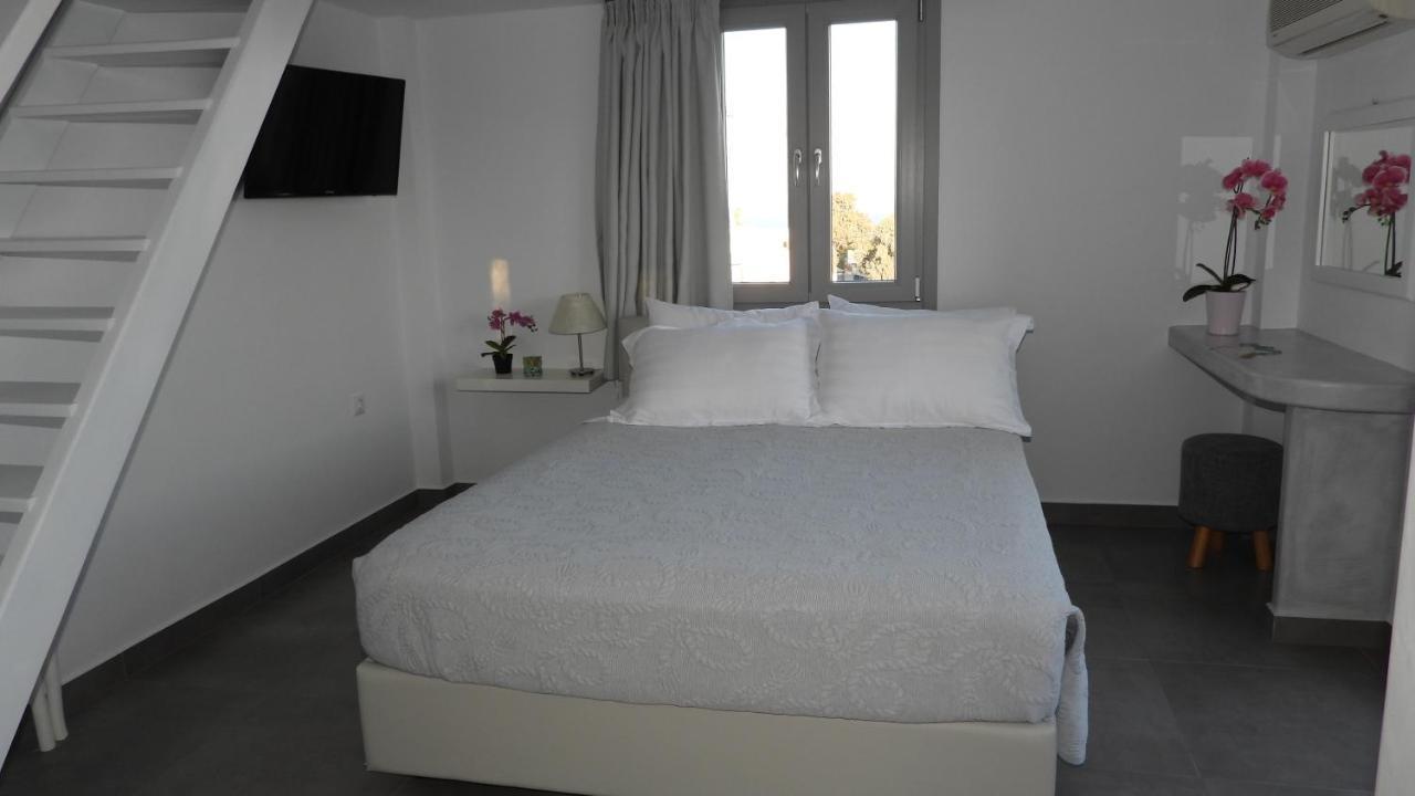 Niovi Hotel Фира Екстериор снимка