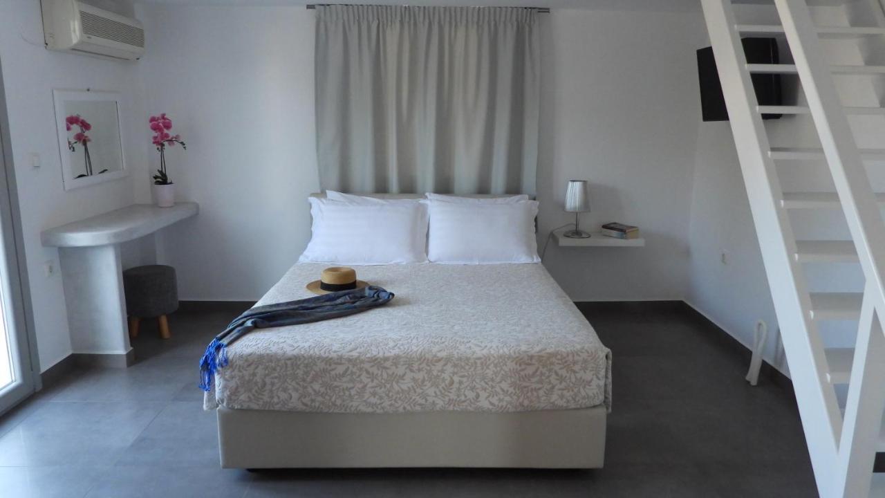 Niovi Hotel Фира Екстериор снимка