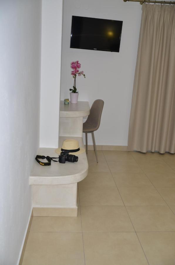 Niovi Hotel Фира Екстериор снимка